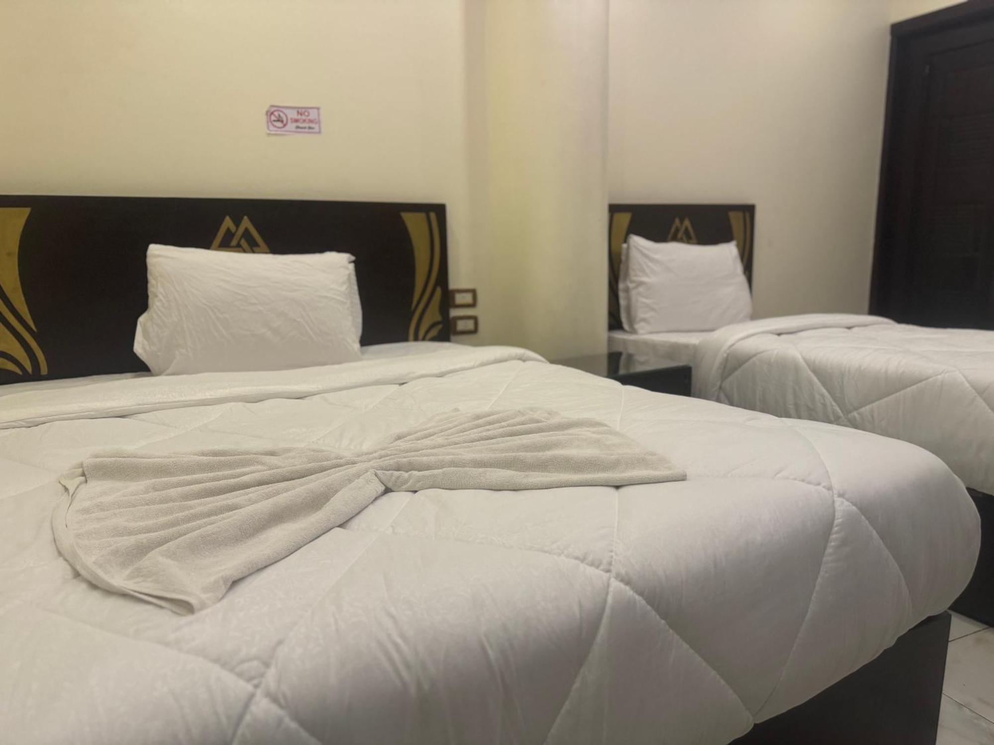 Pyramids And Sphinx Hotel Kafrat al Jabal Exterior photo